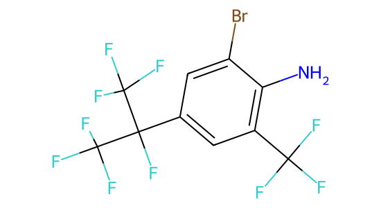 2-bromo-4-(1,1,1,2,3,3,3-heptafluoropropan-2-yl)-6-(trifluoromethyl)aniline の化学構造